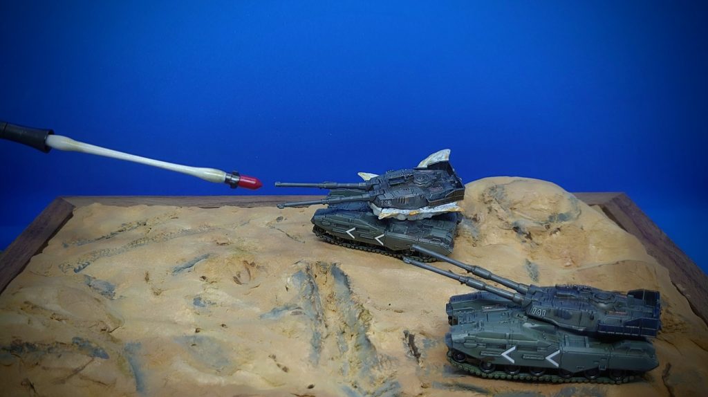 爆発エフェクトもついています初のジオラマ風のものを紙粘土で作ってみましたチープですが、ご勘弁を(笑)