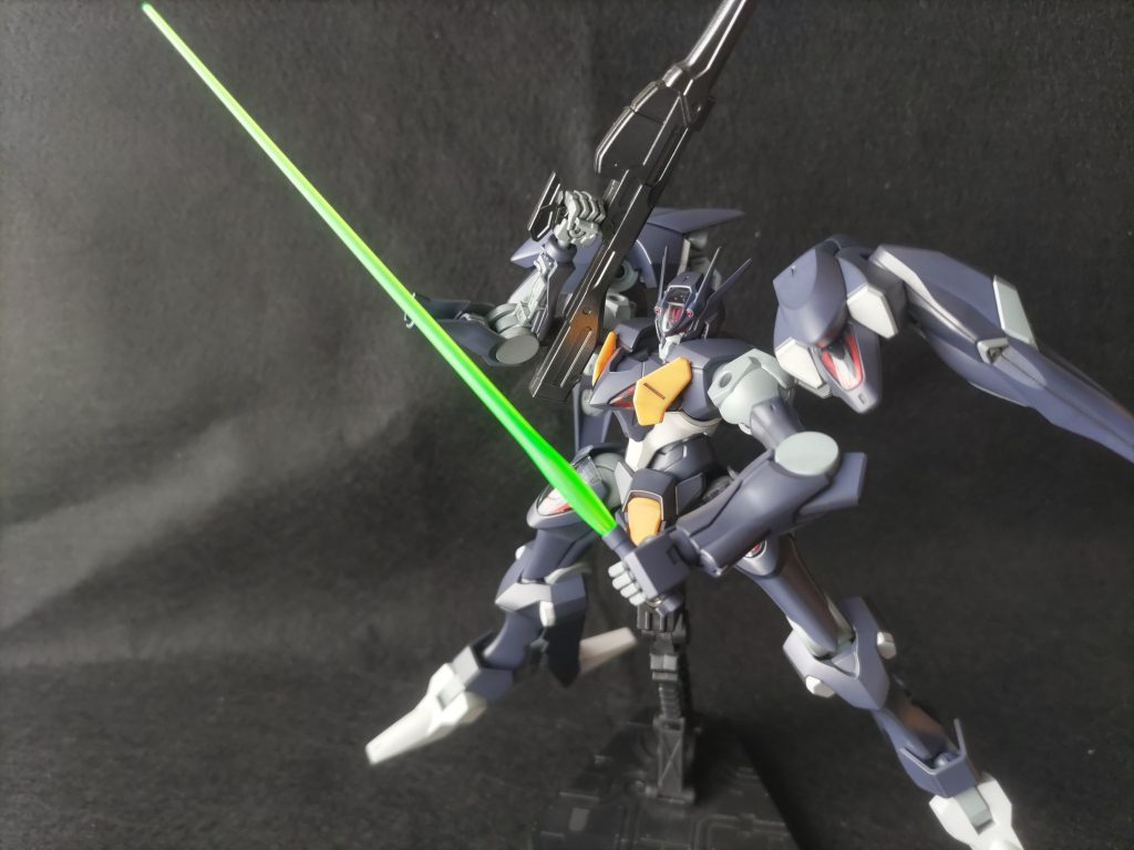 個人的に、腕の装甲が開いてサーベルの柄が出てくるこのギミックがすごい好きです。ファラクトは割と全身にそういうギミックが仕込まれてて、少年の心をくすぐりますね!