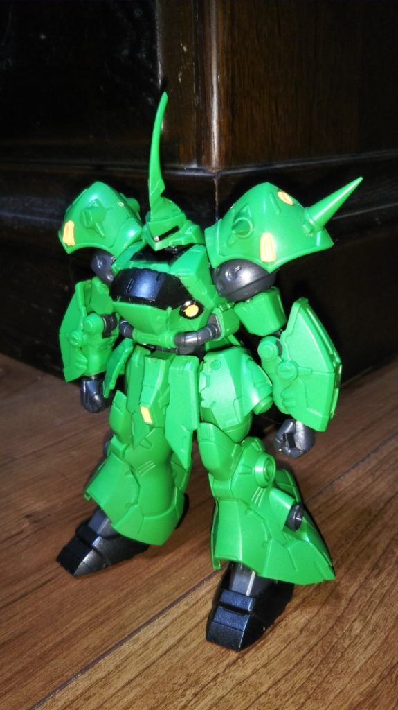 　正面素立ちです。　OVA「ポケットの中の戦争」に登場したケンプファーとは、配色はもちろん、胸部やつま先、各部アーマーなど細かなディテールが異なっています。