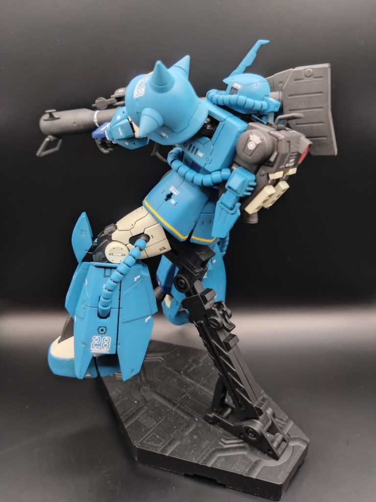 ご覧いただきありがとうございます。プレミアムバンダイ限定のRG 高機動型ザクⅡ ロバート・ギリアム機です。メルカリでほぼ定価で買いました。ノーマル製作ですが、若干のスジ彫り追加、パーツ接着などして強度を増している箇所もあります。塗装はクレオスサフェーサー、クレオスラッカー塗装です。調色しました。デカールは水転写式ですので、貼った後にクレオスの水性フラットクリアーを拭きました。墨入れはタミヤのブラック、ダークグレーを使いました。きもーち濃淡、きもーちドライブラシ、全体的におとなしめの塗装です注意:墨入れカラーは基本的にエナメル系なので、ブラスチックを侵して劣化させるので、小さいパーツには注意か必要かと……頭部の動力パイプにスミ入れしていたら、何個か割れてしまいました(T_T)急遽、RGの黒い三連星の頭部の動力パイプ(以前の製作品)から拝借しました。スミ入れは水性カラーを使いました。(汗)拝借した動力パイプはバンダイの部品センターに早速注文しました……