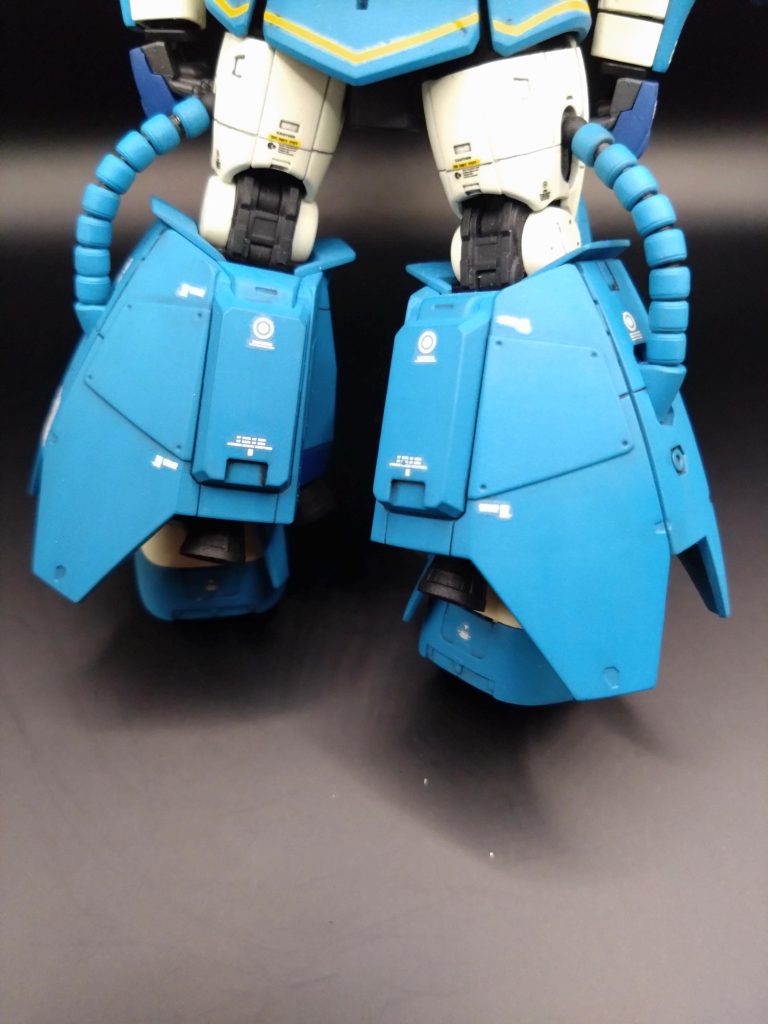 脚のでっかいスカートはタミヤのブラック、ダークグレーのスミ入れ塗料でスミ入れしつつ、ほんの少しブラウンのスミ入れで、ウォッシングして拭き取ってます。