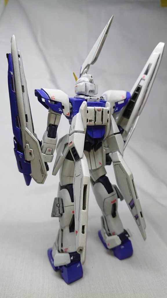 両腕のアームシールドは設定では肘の関節部に取り付けてますが、キットの強度に不安がありましたので腕に変更しました。