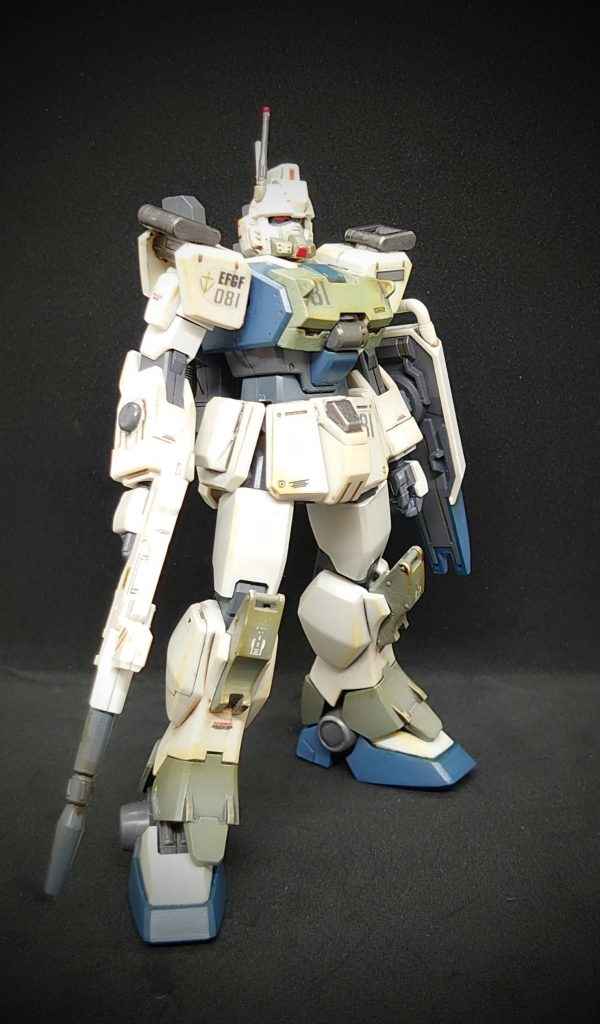 膝スパイク、脚部下側、肩フックと口部分を別色で塗りました陸戦型ガンダムとの相違点ですね