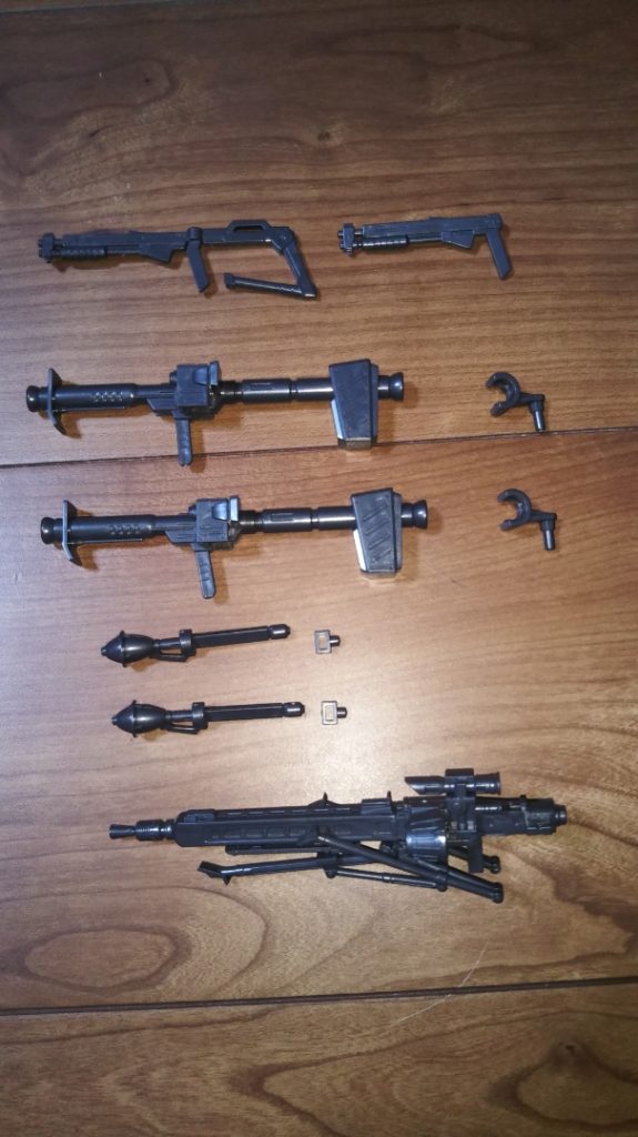 　武装一式です。　上から順番に・ショットガン ×２・ジャイアント・バズ＆装備用ラッチ ×２・シュツルムファウスト＆装備用ラッチ ×２・大型重機関銃どの武装も良い出来ですが、とりわけ大型重機関銃のボリュームと完成度が素晴らしいです！