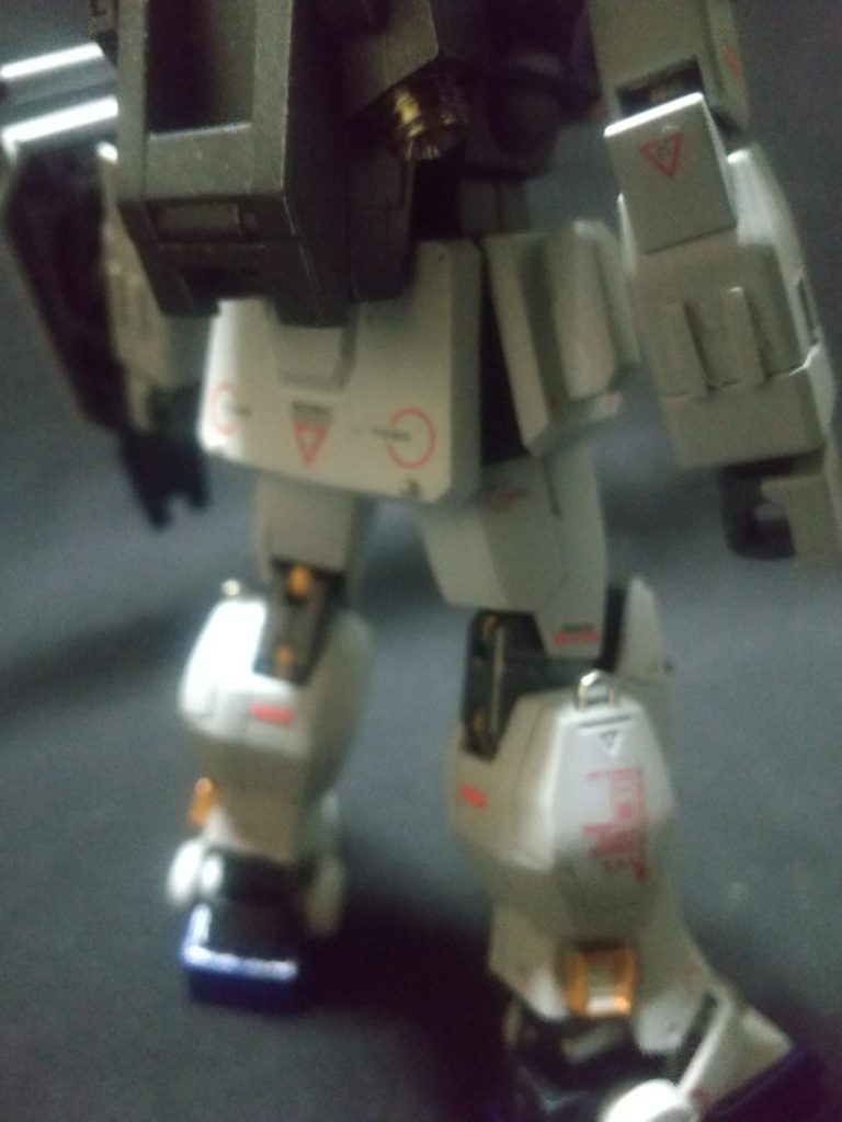 バーニアとビームサーベルを収納する所にメタルを使ってみました♪