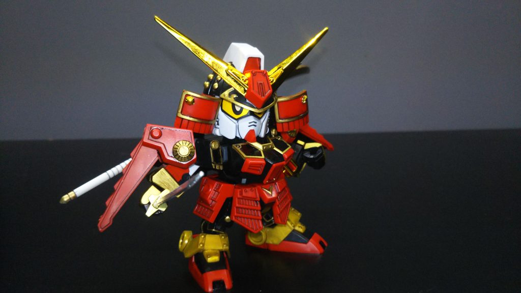 わずか1日の突貫作業の為、接着剤未使用で組んでいます。昔のキットはラインが良く出てしまい、どう処理するか悩ましい事が多々ありましたが、最近のはラインが目立たないので楽ですね。前に作った武者刀流義守(トールギス)や黒魔神闇皇帝はライン消し大変だったな…