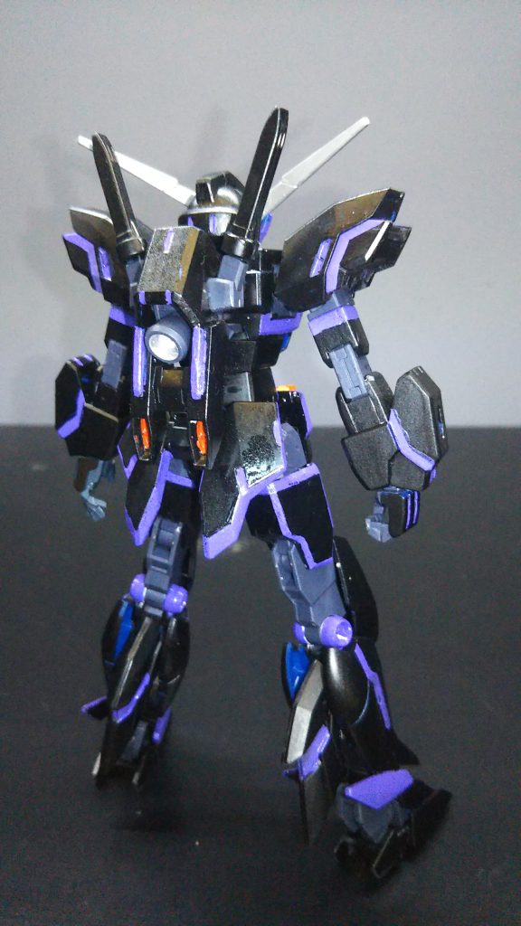 格闘系の機体ですが、別にスラスター強化されている訳でも無いですし、シャイニングなんちゃらも出ないし、プラフスキー粒子の力も無いので、相手が射撃戦装備だと詰みます。中二病特有の病気があったかも知れませんね(あくまで個人妄想です)