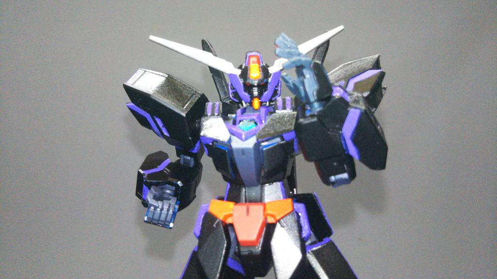 ツインアイを蛍光レッドで塗装している為、上手く光が入れば発光しやすいので、今後も使っていきたいですね。カラーリングは見ての通り某ライダーを意識していますｗ