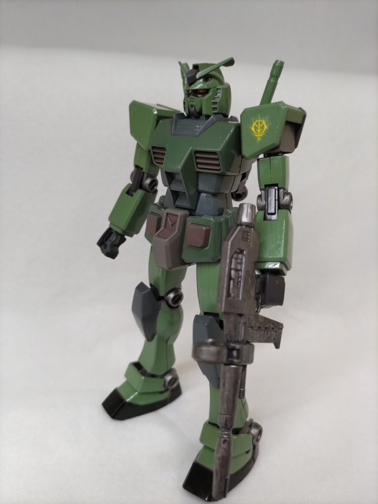 トップコート前。モデラーマーカーの性能とやらを見たかったのでペン直接で基本一度塗りです。意外と発色はいいですがツヤが強い感じ。この写真だと見えないですがライフルのスコープ部に使ったメタリックレッドは発色弱くて重ね塗りしました。