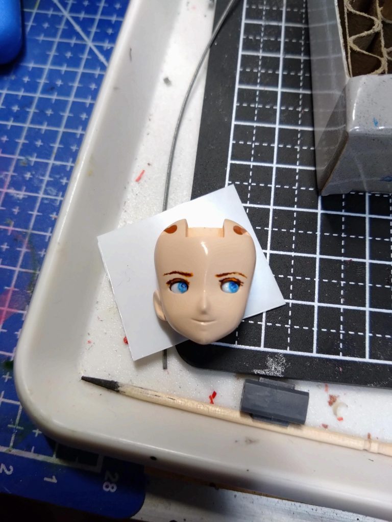 クリアー吹いておいてずっと放置してあった顔パーツにエナメルクリアーオレンジで下書き。自分的にまぁまぁだったので乾燥後にgtarouさんに教えて頂いたセラブレードで形をそっと整えました。コレがまた素晴らしいアイテムでgtarouさんに感謝です。ちょうどその頃TOMSIMさんの投稿で自分の今迄の考えがアニメよりだったのかと気付かされて、今回はTOMSIMさんの作品を手本にココアブラウンで書き込み。乾燥後にセラブレードで整えました。