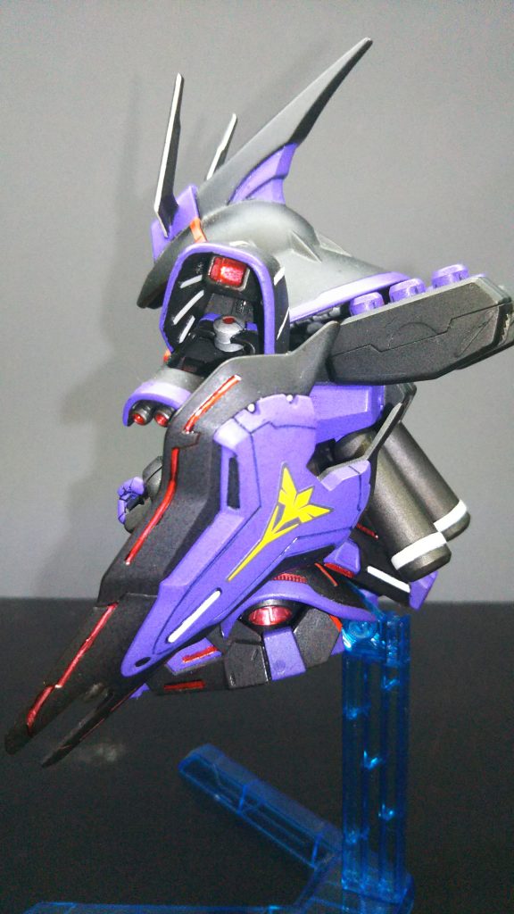 首回り、肩アーマーの中、脚部等にパーツを追加しています。特に首回りはキットのままだと隙間が多くて気になったので、結構詰めてます。