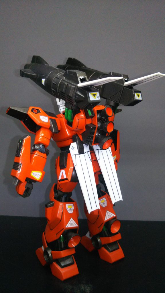 排熱板なのか大きい羽根が案外邪魔wほぼ動かないのでポーズ付けの邪魔になります。まっすぐ立膝出来ない原因。ボールジョイントで繋いでも場所的に動かなさそう…