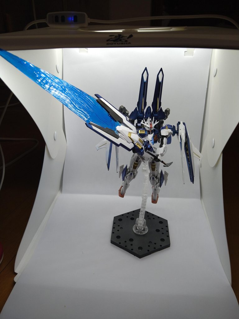 高濃度のデータストームを圧縮して形成される巨大なビームソードです。この炎天下の中外で塗装していた為結構しんどかった~けど満足する物が出来てよかったです。