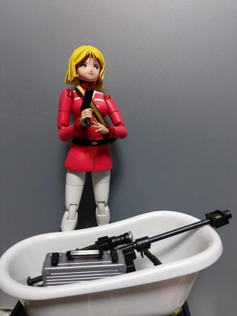 バスタブに隠した金塊とスナイパーライフル。