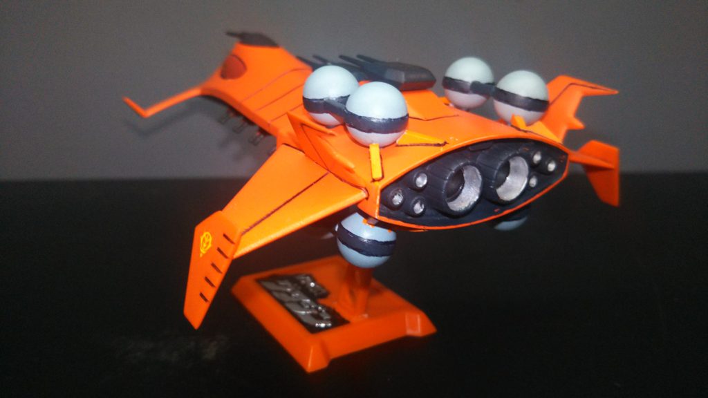 昔からwガスタンクみたいな巨大構造物が動く艦船に付いているのに、根元しか接続されていないとか、発進や停船する時に負担が凄いだろうと思ってた。いくら未来科学の構造材でもやばいだろうと。なので今回はタンクの周りに支える構造材を追加してみた。良いアクセントになっていると思う。