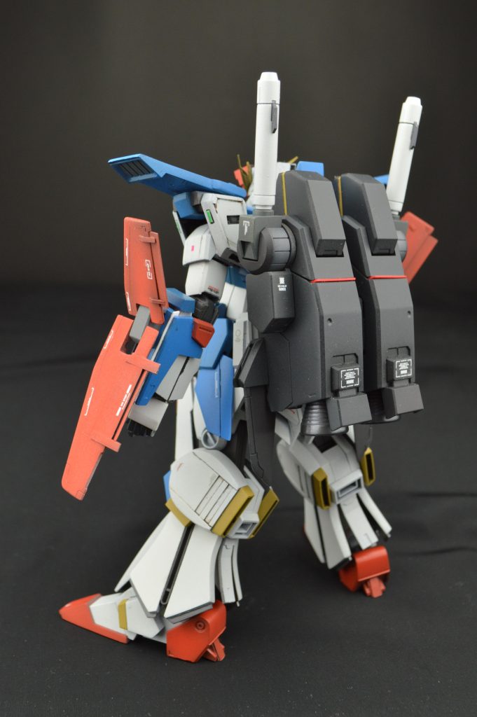 ふくらはぎのスラスターはプラ板を張り足して凹凸を作り、ディテールを強調しました。サーベルの接続穴はメクラパーツを差し込んでいます。