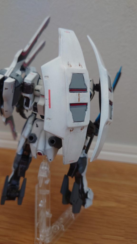 背面バックパックと右肩部にアンビカーをマウント。アンビカーは両肩部に取付けられるように改造してあるので、シチュエーションに合わせてガーディアンとの配置を変えることが出来ます。