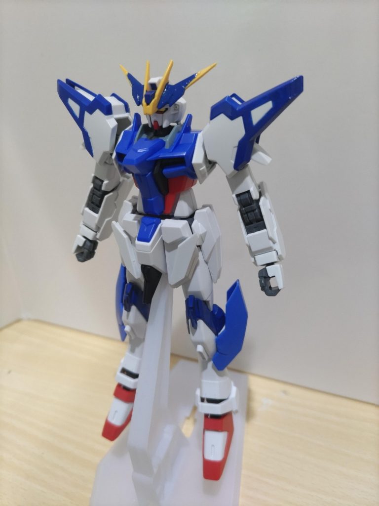 バックパックが無い状態です。この状態だと膝横辺りに付いている装甲は無しでも良いのですがバックパックがるとバランス的に足が寂しくなるのでMGクアンタの膝装甲を無理矢理付けました。