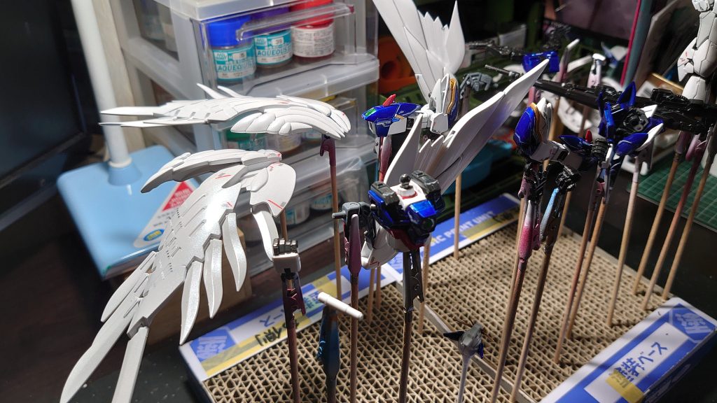 トップコートを終えて、組み立て直前の状態です。