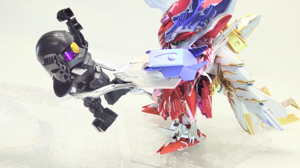 グラップルスティンガー敵を挟み込み逃げられないようにする。（友情出演︰BUGくん）