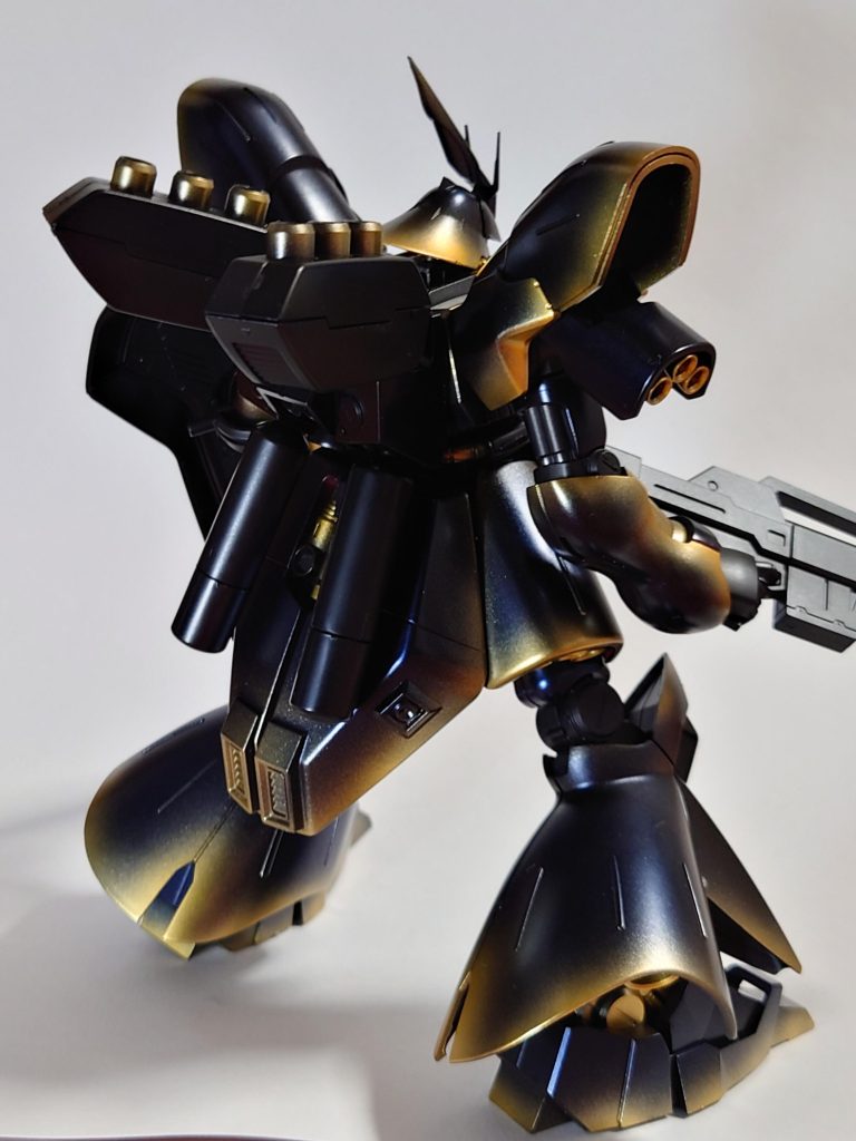 正面と背面から。今回はプリズムブルーブラックを試してみたかったので、全体に塗布してみました。光を当てた際の黒と青のコントラストが夜空のような色合いだったので、ゴールドのグラデーションを少し足して星空イメージの塗装をしてみました。サザビーのボリューム感と相まって存在感が強いかな〜と感じました。