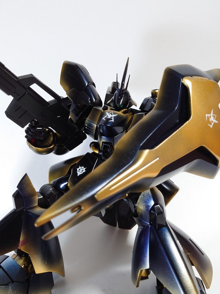 シールドとライフルを構えて本体と武装のサイズが大きいので、ドッシリと構えるのがとても似合います。