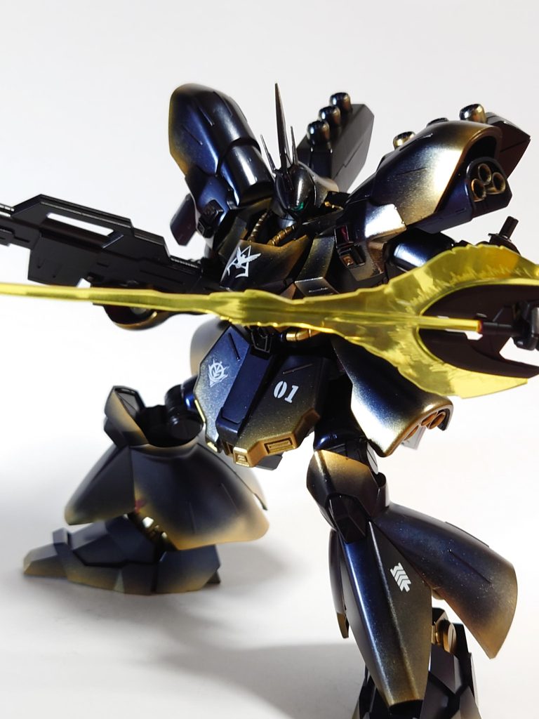 サーベルを構えてサーベルも大型なので本体に負けておらずとてもカッコいいです!