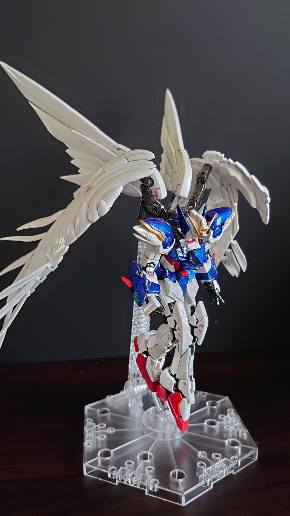 アクションベースを使用して着地ポーズ。羽根があるから似合いますね。青い外装も良い感じにテカっています。作製したかったウイングガンダムゼロEW版。ディテールはRGのキットの良さに頼りっぱなしですが、楽しく製作出来ました。これまで通り、気の向くままに、ボチボチ製作していこうと思います(´ω`)