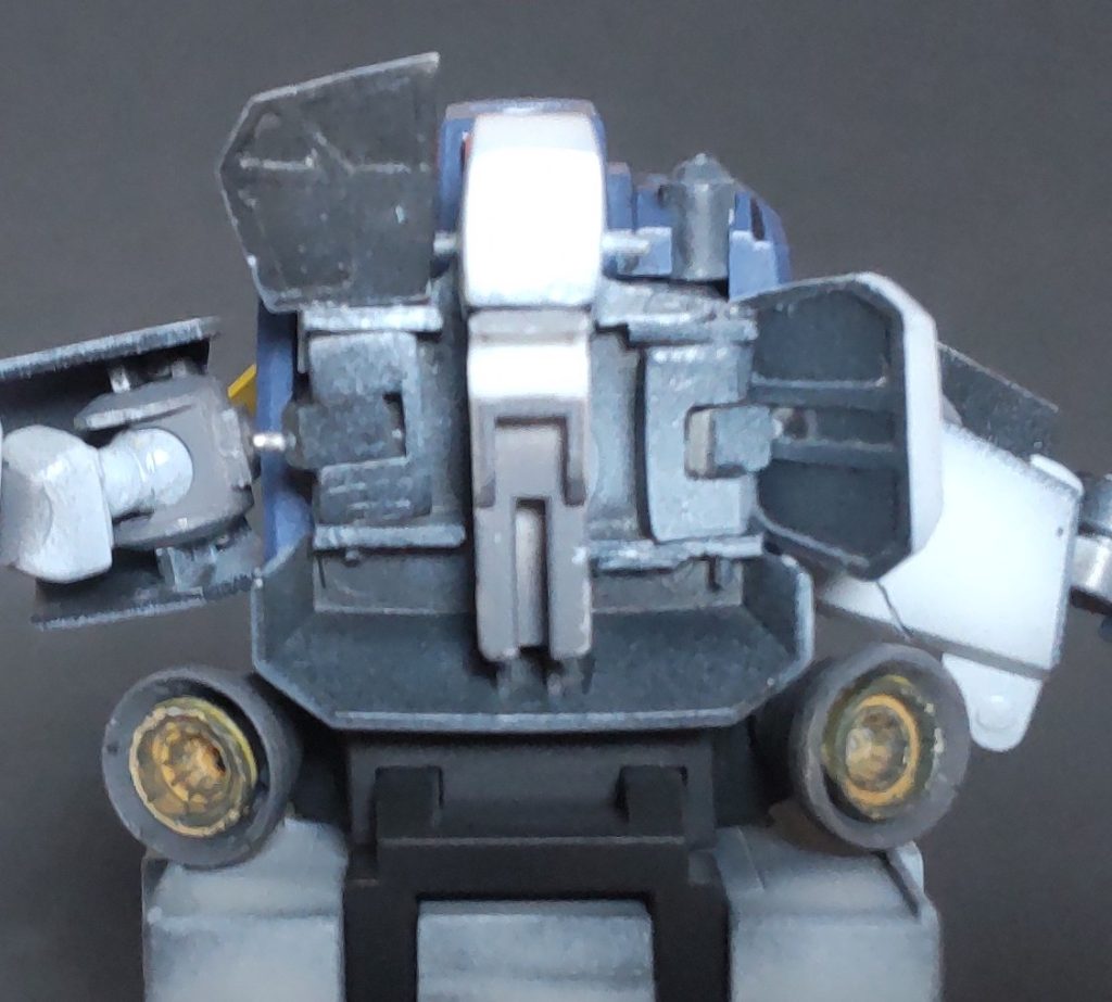 フロントアーマとサイドアーマーの可動式にしました。フロントアーマーは真鍮線を使いました。サイドアーマーは可動出来る様にプラバンを張り合わせてブロックにして削って形状を出したものを使用して作成しました。フロントアーマーとサイドアーマー裏にプラバンでディテールを追加しました。バーニャーをより大型化しています。