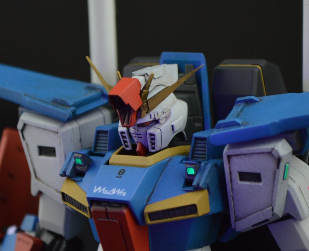 まずは定番のハイメガを大型化。サイサリスの形状を意識しつつ頭部後方を大型化しました。胸にはポップアップ式の探照灯をイメージしたディテールを追加しました。アンテナはプラ板で作り直しました。