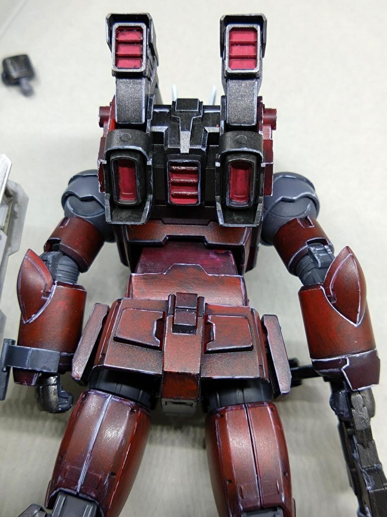 バックパックは高機動型ザクっぽく赤をいれてみました。コレ実はずっと使って無かったアクリジョンのベースレッド。使ってみて色合い気に入ったのでベースレッドそのままです。