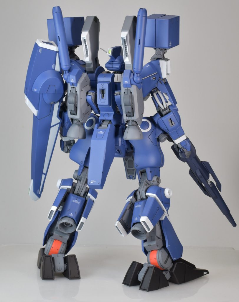 裏面はメカ感が強い機体なので間延びしないように＋派手になりすぎないように塗り分けしてみました。