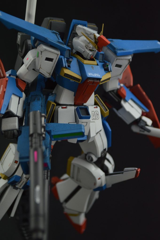 肘関節の接続を90度回転しつつ延長して、ガワラ曲げを可能にしました。赤いブロックは青いアームカバーを拡幅してそちら側に0.3mmプラ板を介して接続してあります。肩スラスター?は内側のパーツだけ使用し、プラ板などで形状を整えています。