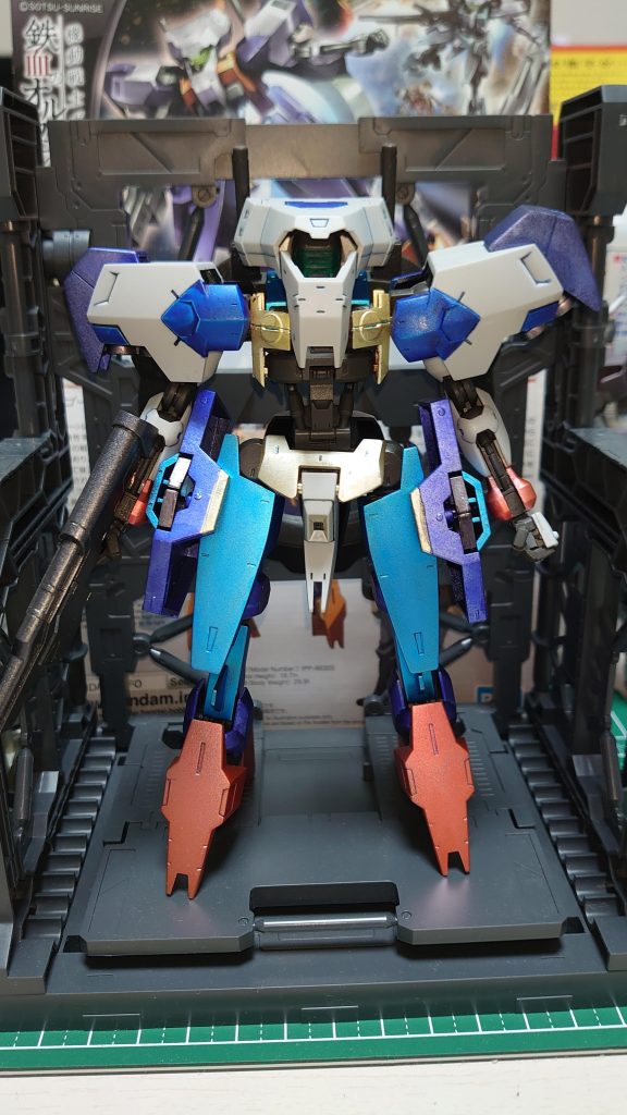 他の方のレビューで、某バー○ャロンの機体みたいとあったので、適当に部分塗装していった所、鉄血の世界観とは相容れない感じになってしまいました(笑)