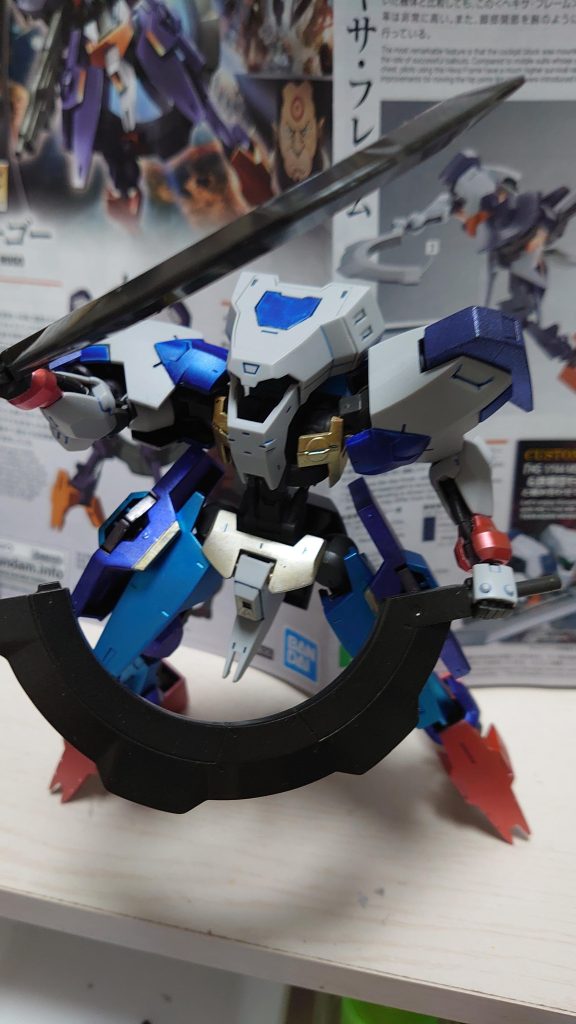 特徴的な武装である円月刀は存在感が強いですが、握り手に刺さっているだけなのでぷらぷら回転してました。