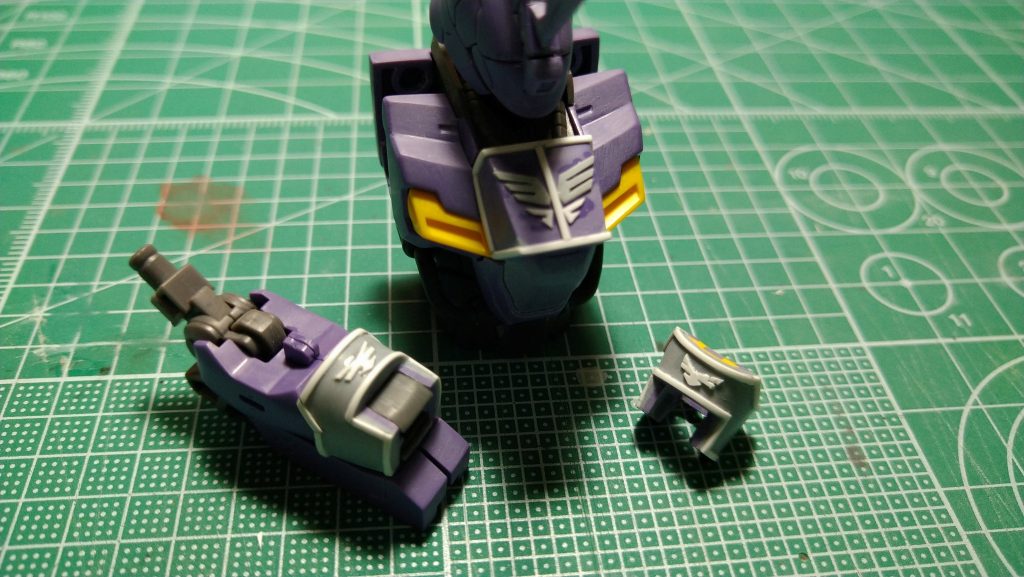 『袖』はプラ板で自作しました