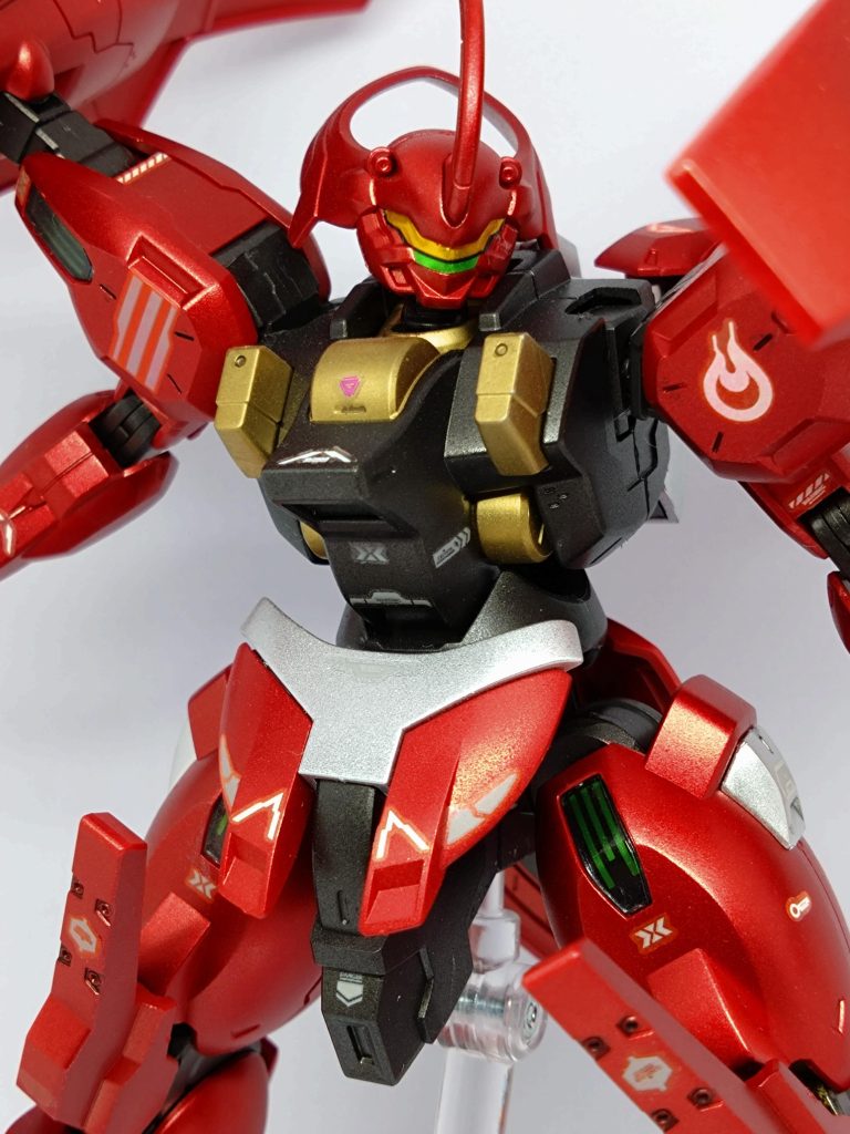 成型色の白が貧弱に見えたので白い部分は金銀で。黒には金、赤には銀で合わせました。