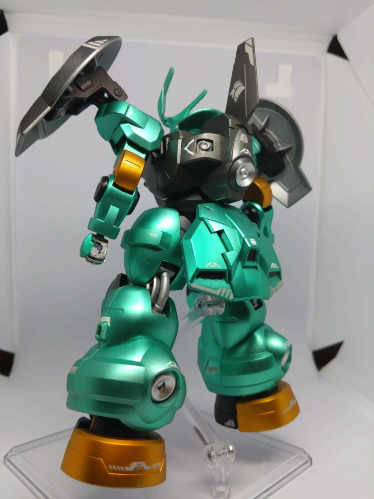 バックショット。関節にはシルバーと踵、肘に斧と同じオレンジを。