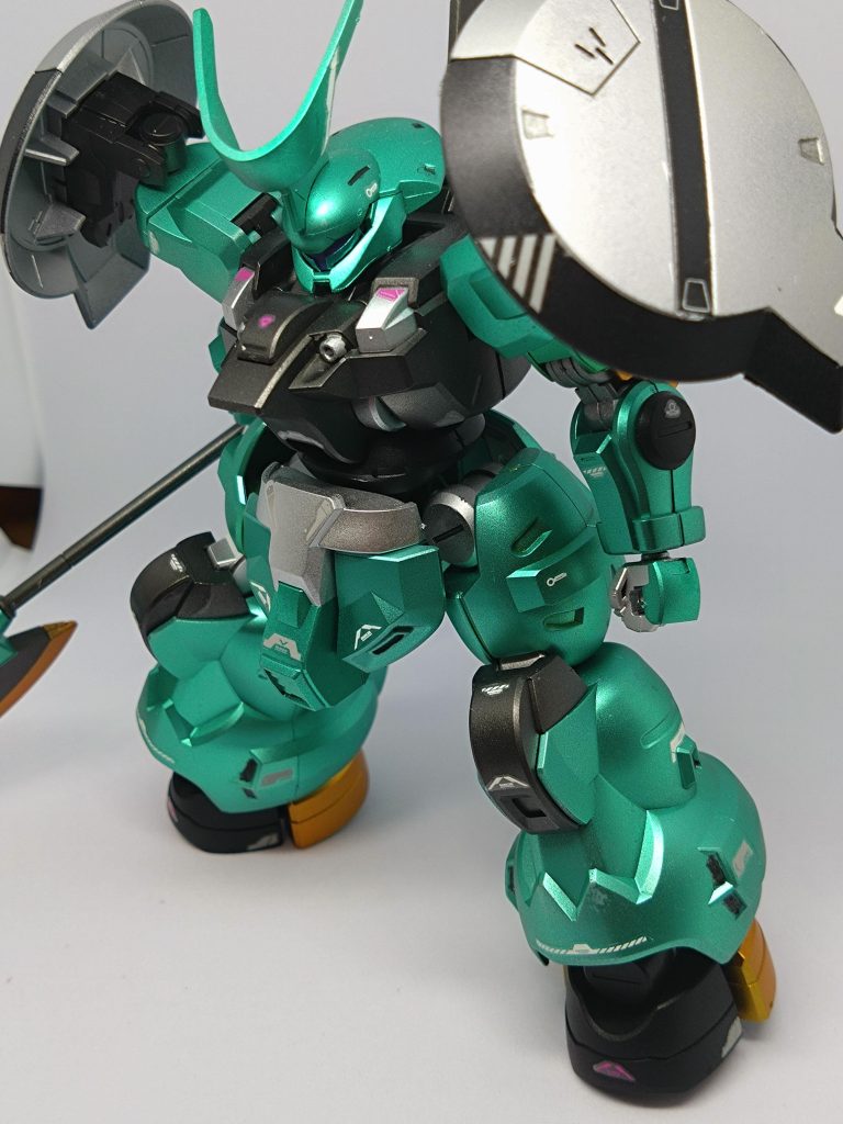 両肩のシールドはシルバーに。アディダスではない。斧を振り回すには邪魔そうだが格好いいから必要。