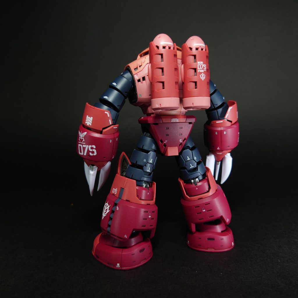 後ろ姿もシッカリ造型されてます。