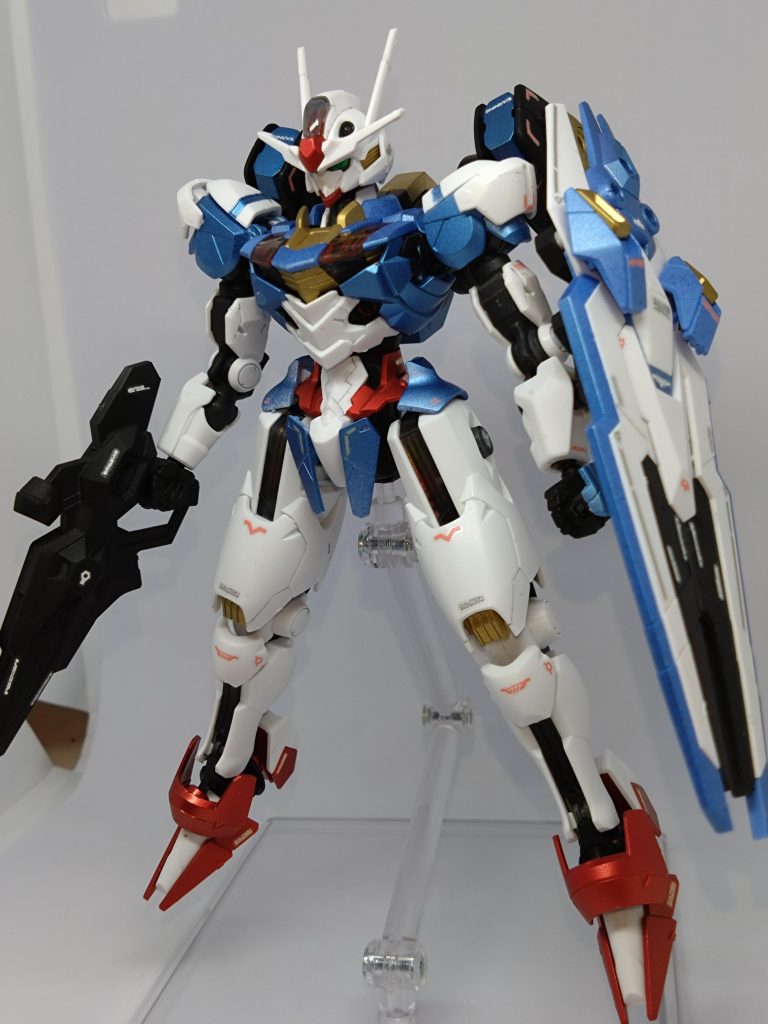 白い所を見るとつい色を足したくなってしまう癖が…肩、腰を青にしてみました。足首のパーツを赤にしたら足が大きく見えるようになった気がします。 