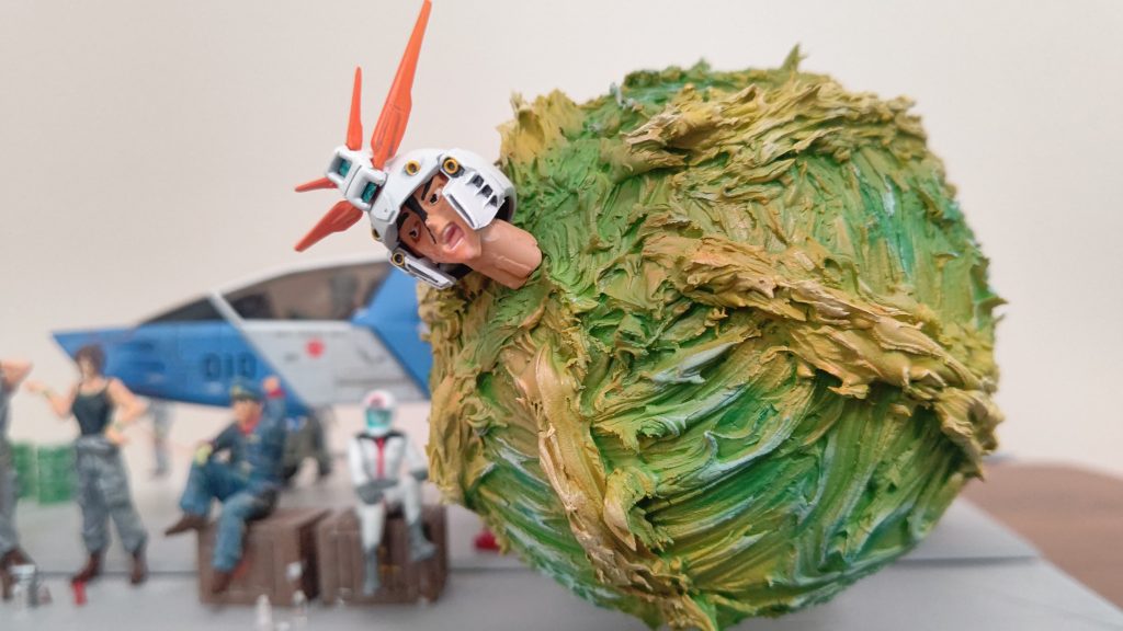 これを見た嫁に、いったい何を作っているのか、不思議そうな顔をされました。冷静に考えると緑玉にガンダムのメットを被った男の顔、というよくわからない代物ですね…。これがかっこよく見えるGガンの今川演出の凄さw製作は発泡スチロールの玉に、モデリングペーストで形を作り、電ホビ付録のMGゴッドドモン顔とプラ棒で作った首をつけた形です。