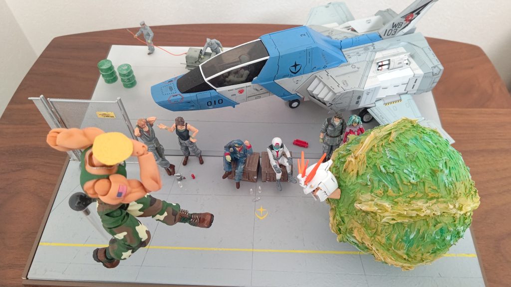 俯瞰で撮ると遠近感のせいでえらく高く飛んでるように見えます。