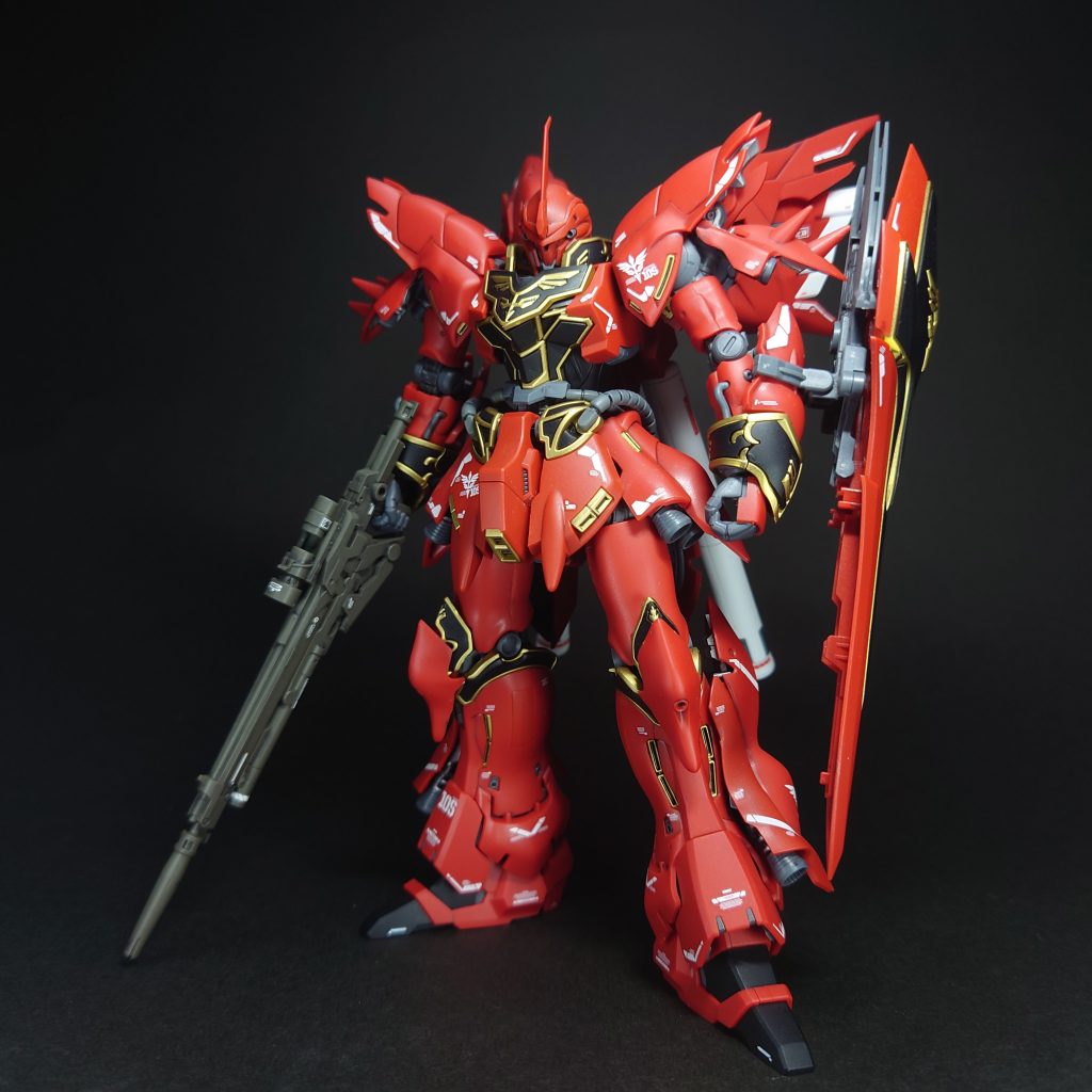 このキット、カッコイイんです………でも、このキットが、RGシリーズの中で、アドバンスドジョイントの悪い所が出たキットだと思います。そこは、腰から下の関節がぐねゃぐねゃ、自立させるのも一苦労(泣)造形が素晴らしいのに、勿体ないですよね(泣)