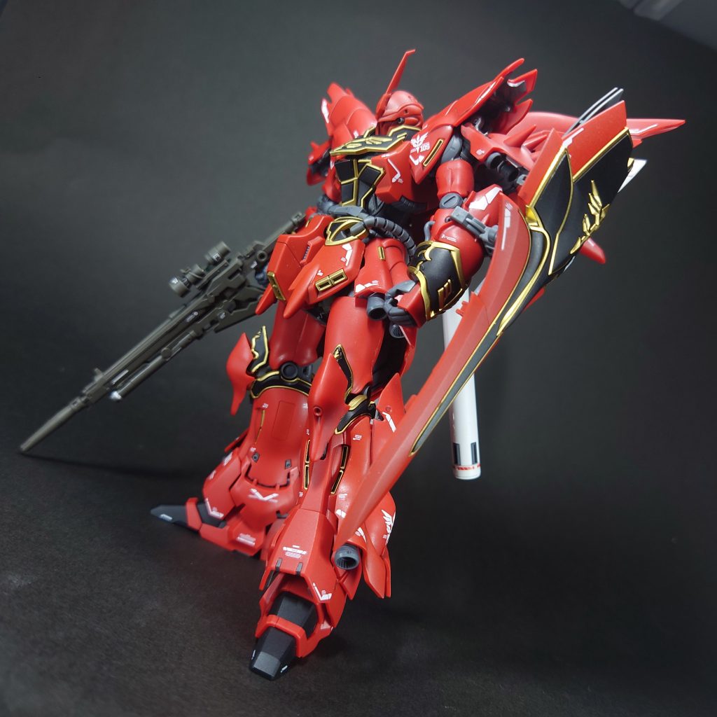 結局、私は巣立ちで飾るので、股関節部分は、接着剤とグルーガンで固定することで、何とか自立できるようにしています(汗)