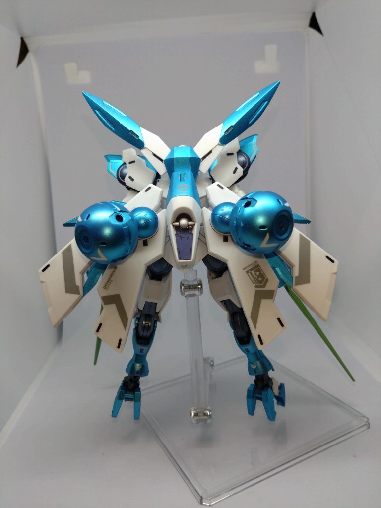 後ろから。アイドル衣装のヒラヒラスカートを彷彿させるウイング。