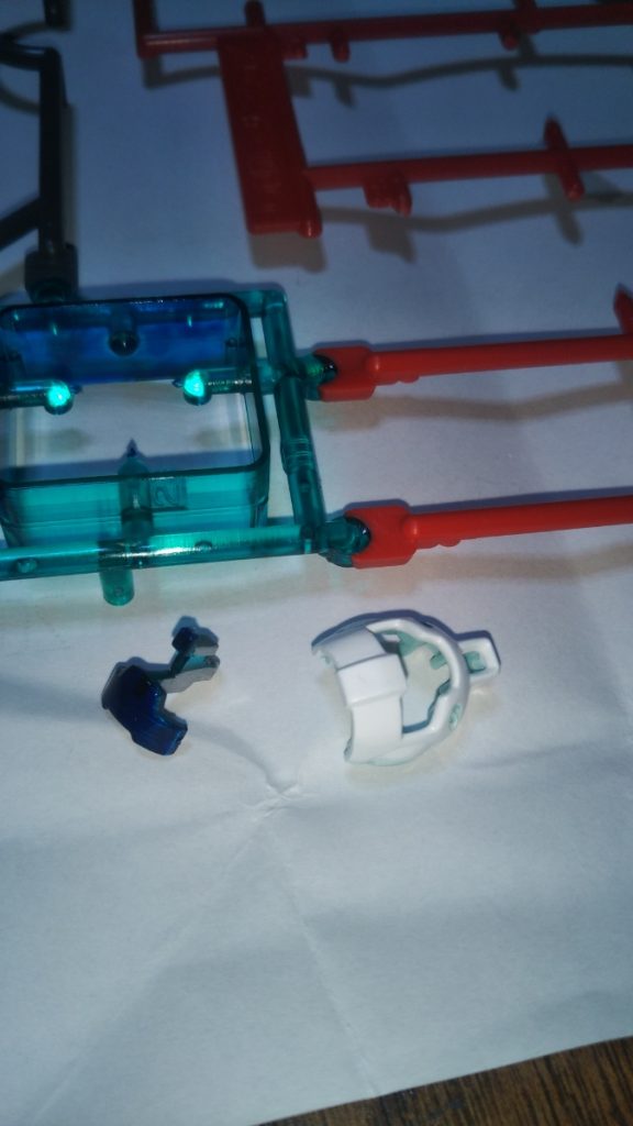 　頭部カメラです。　キットの成形色は青緑色のクリアパーツなのですが、「リアルタイプ・ジムのカメラは青だろう！」というガンヲタ特有のめんどくさいこだわりのため(笑)、クリアーブルーで塗装し、裏側に銀色を塗ってあります。