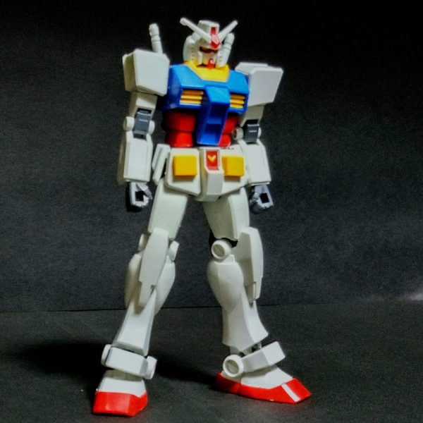 まだ新しいエアブラシに慣れてないので練習用に今更ですがEGガンダムを製作します！このキットはいつもの友人の依頼品を作った時にお駄賃で貰ったライトパッケージです！画像は仮組みですが、カッコ良いのでメニューは無改造のスジ彫りとプラ板貼りですね。（1枚目）