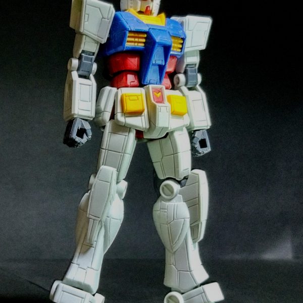 製作中のEGガンダムのスジ彫りが終わりました！思ってたよりも良くできてプラ板貼るのを考えましたが、やはり貼ります😭このキットはライトパッケージなので武装が付いて無いので、取り敢えず盾は余剰品のFGガンダムのを使います！スジ彫りしてみましたが、中々良い感じです！（2枚目）