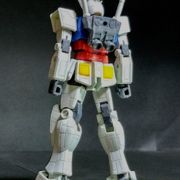 製作中のEGガンダムのスジ彫りが終わりました！思ってたよりも良くできてプラ板貼るのを考えましたが、やはり貼ります😭このキットはライトパッケージなので武装が付いて無いので、取り敢えず盾は余剰品のFGガンダムのを使います！スジ彫りしてみましたが、中々良い感じです！（3枚目）